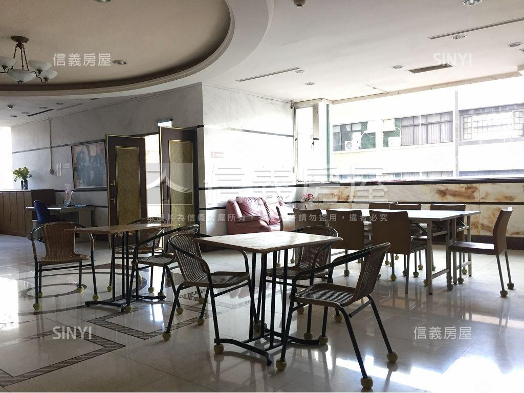 摩天高雄高樓兩房房屋室內格局與周邊環境