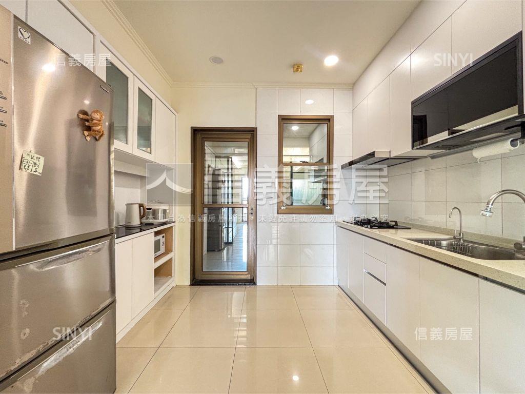 高鐵站前高樓景觀三房房屋室內格局與周邊環境