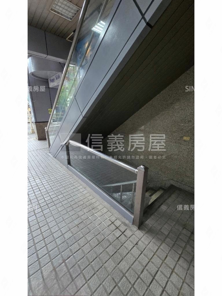 正信義路大馬路上金店面房屋室內格局與周邊環境