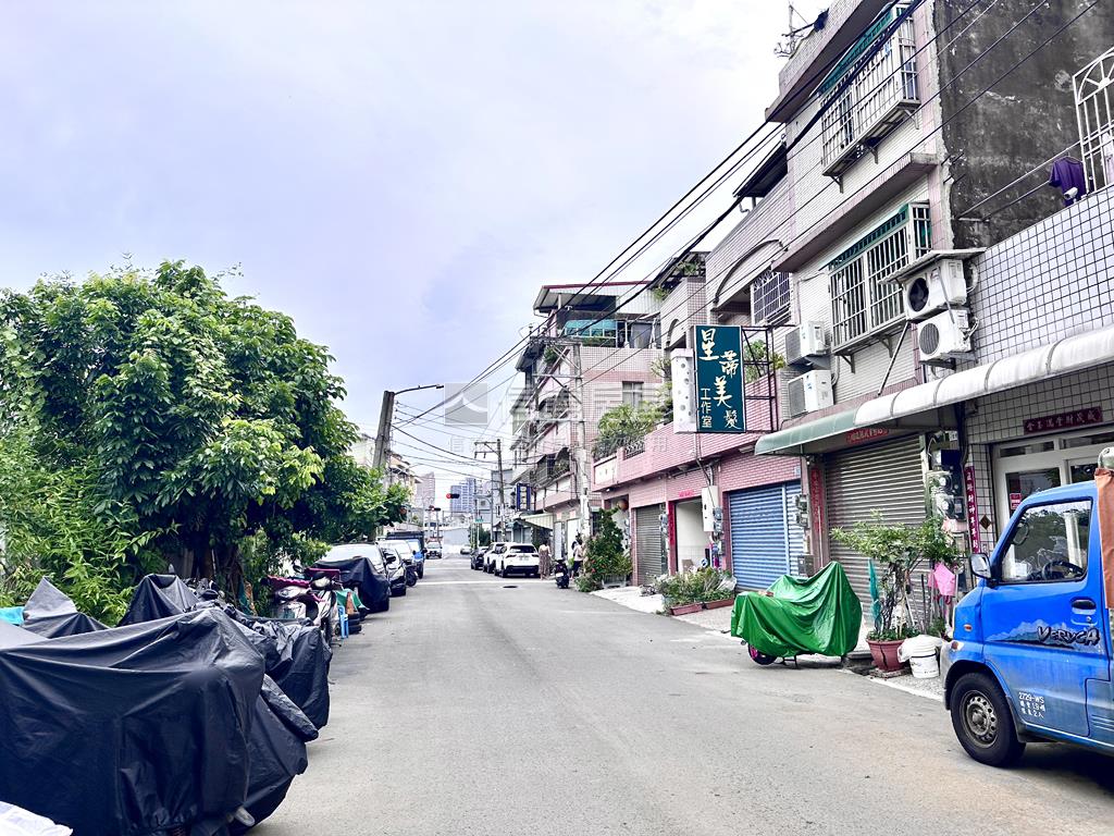 仁武正街成家車庫透天房屋室內格局與周邊環境