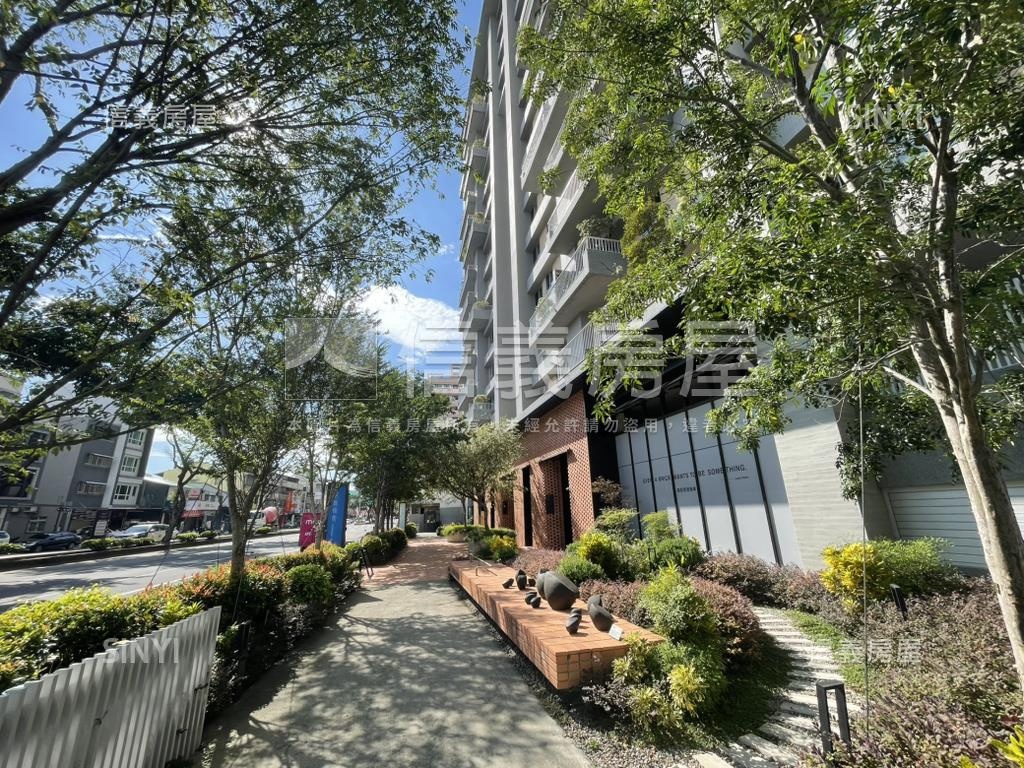 近高鐵大面寬適診所店面房屋室內格局與周邊環境