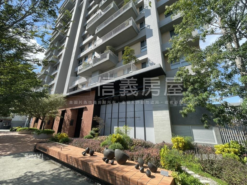 近高鐵大面寬適診所店面房屋室內格局與周邊環境