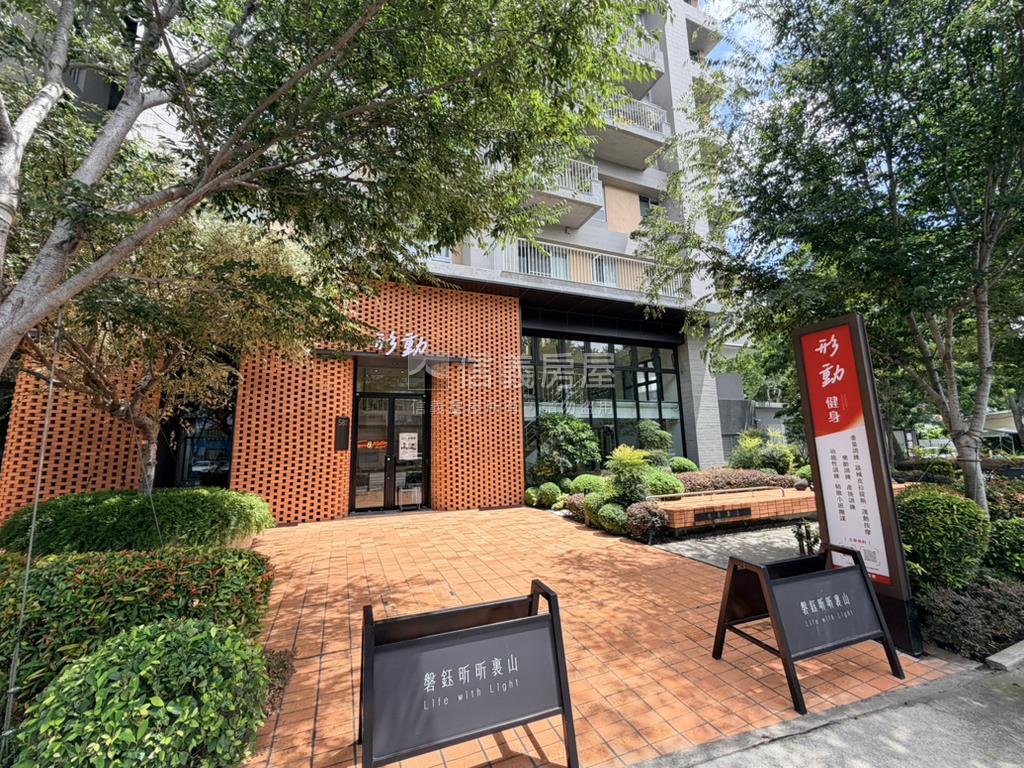 全新近高鐵大面寬漂亮店面房屋室內格局與周邊環境