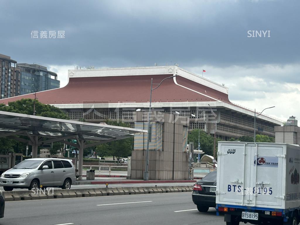 台北忠孝站前人潮金店面房屋室內格局與周邊環境