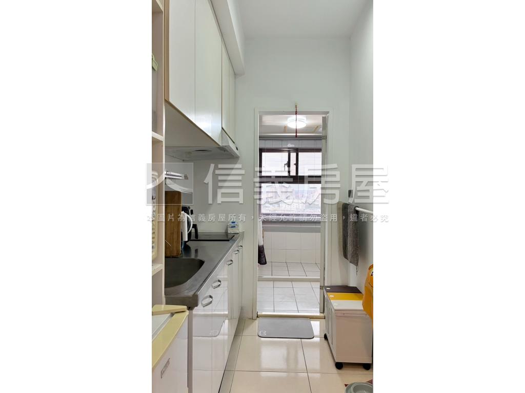 專任。慕夏景觀套房車位房屋室內格局與周邊環境