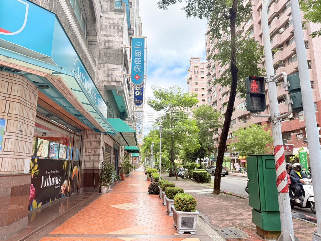 河堤·弘揚溫馨三房平車房屋室內格局與周邊環境