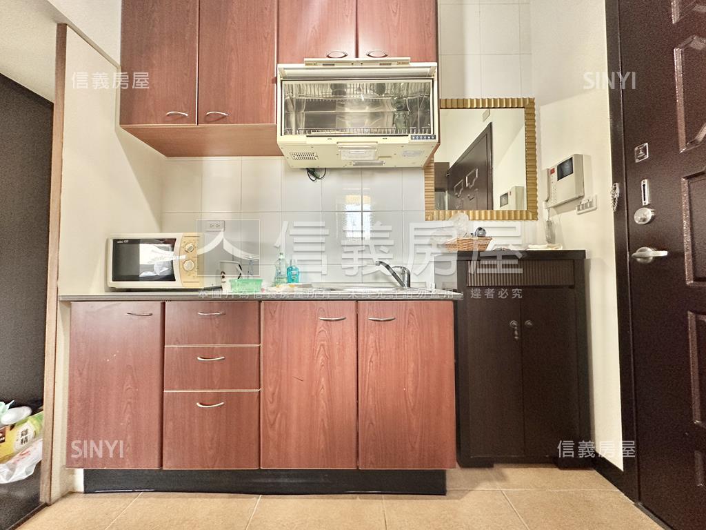 台茂旁稀有套房車位房屋室內格局與周邊環境