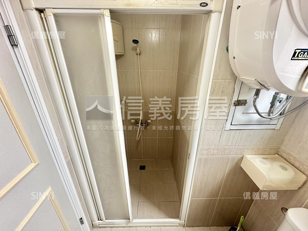 台茂旁稀有套房車位房屋室內格局與周邊環境