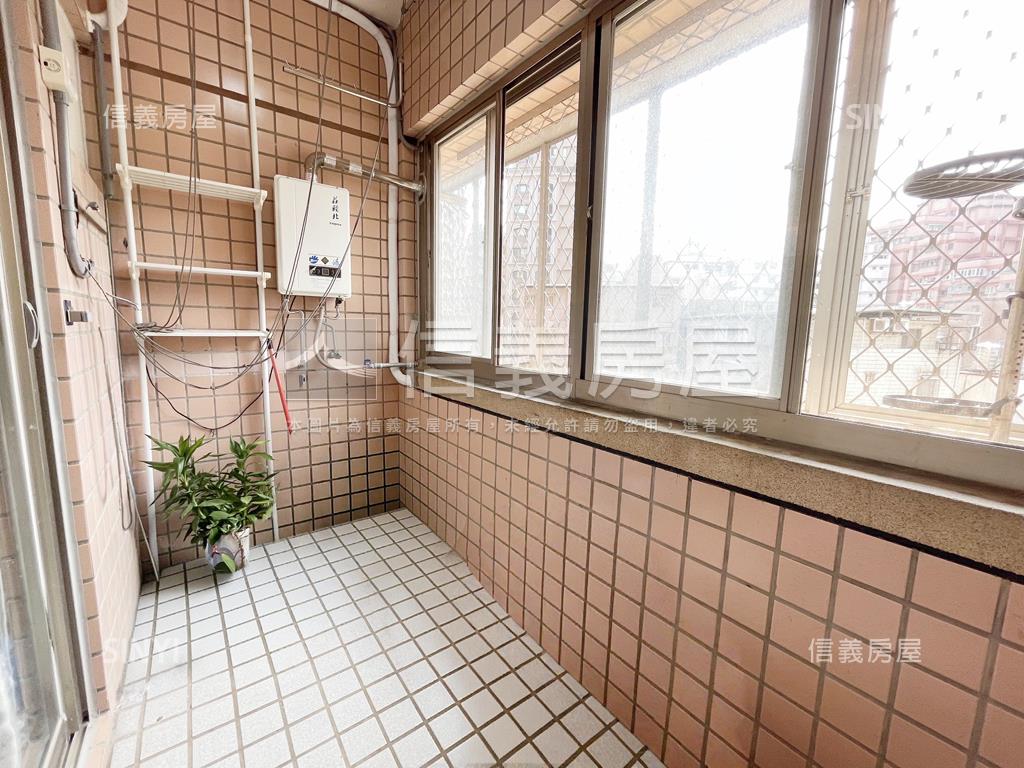 新邨～邊間採光電梯２房房屋室內格局與周邊環境