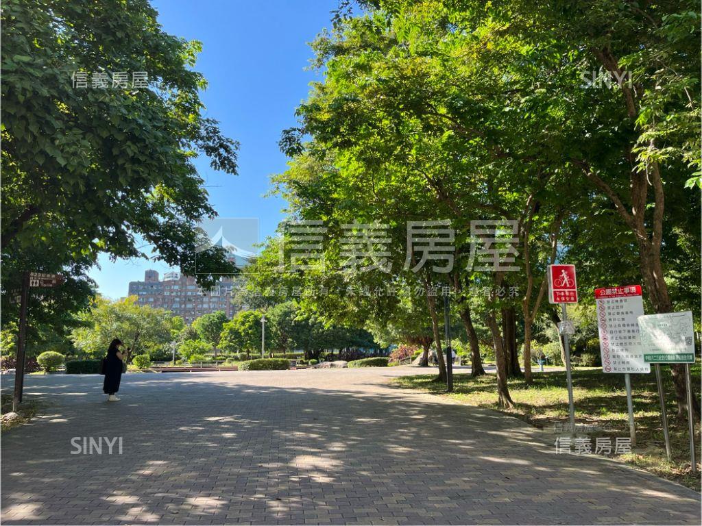 新邨～邊間採光電梯２房房屋室內格局與周邊環境