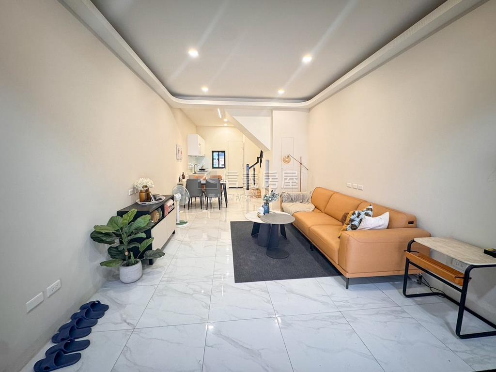 近文化中心翻新車庫透天房屋室內格局與周邊環境