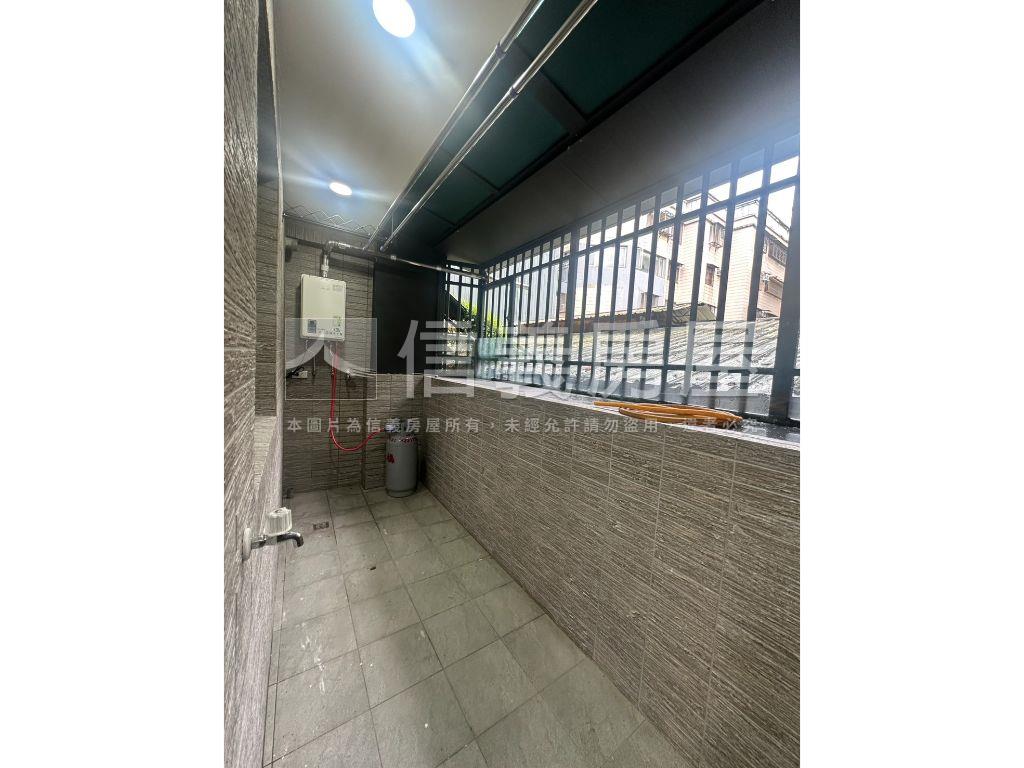 近Ａ２１捷運站精裝美寓房屋室內格局與周邊環境