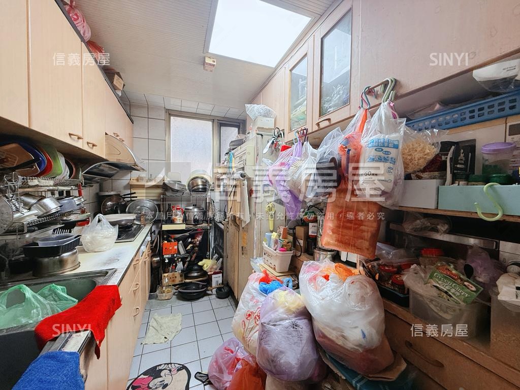 稀有釋出西區美四房車位房屋室內格局與周邊環境