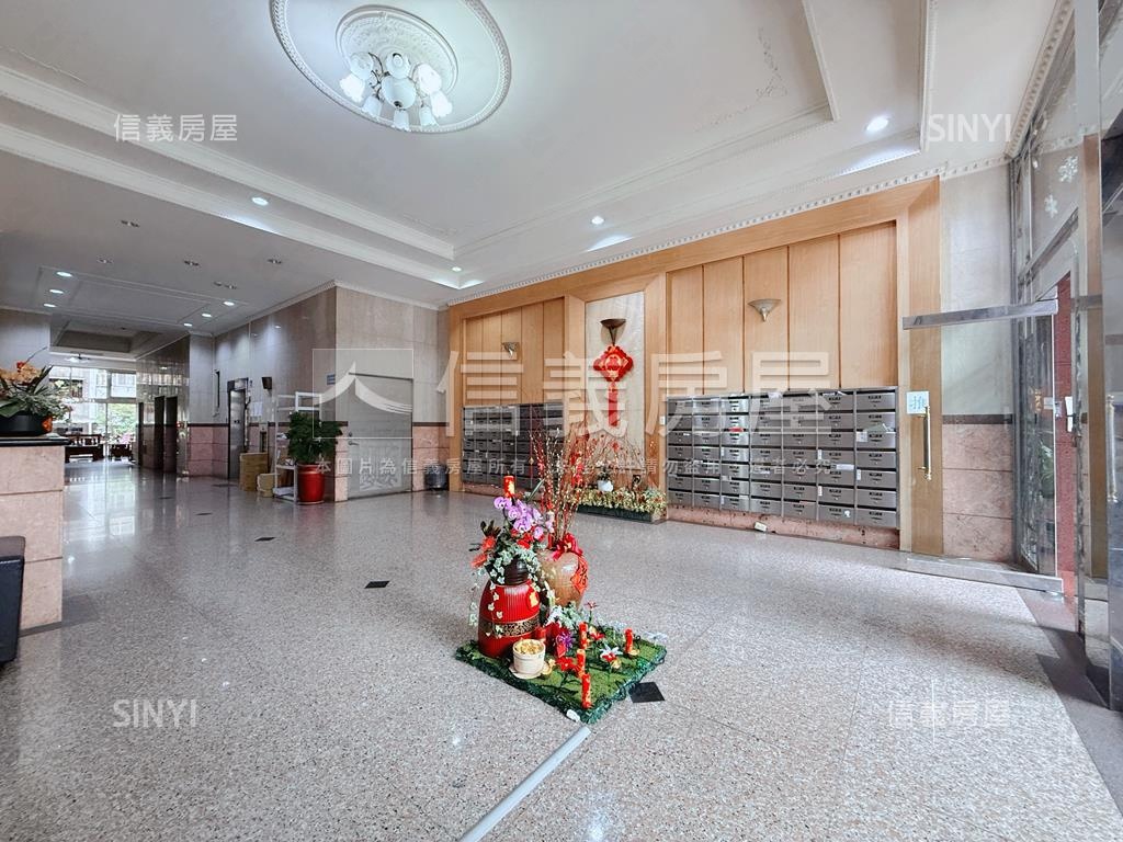 稀有釋出西區美四房車位房屋室內格局與周邊環境