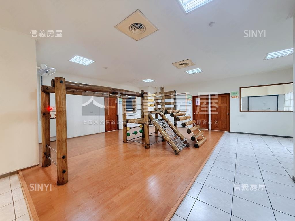 稀有釋出西區美四房車位房屋室內格局與周邊環境