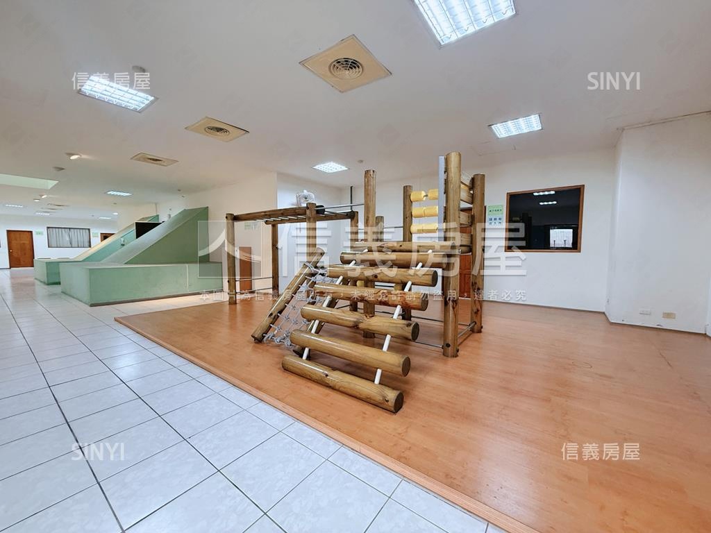 稀有釋出西區美四房車位房屋室內格局與周邊環境