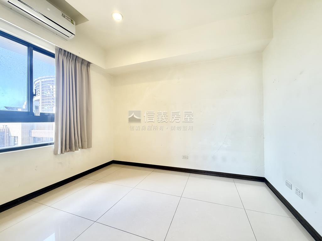 次頂樓遠雄艾菲爾房屋室內格局與周邊環境