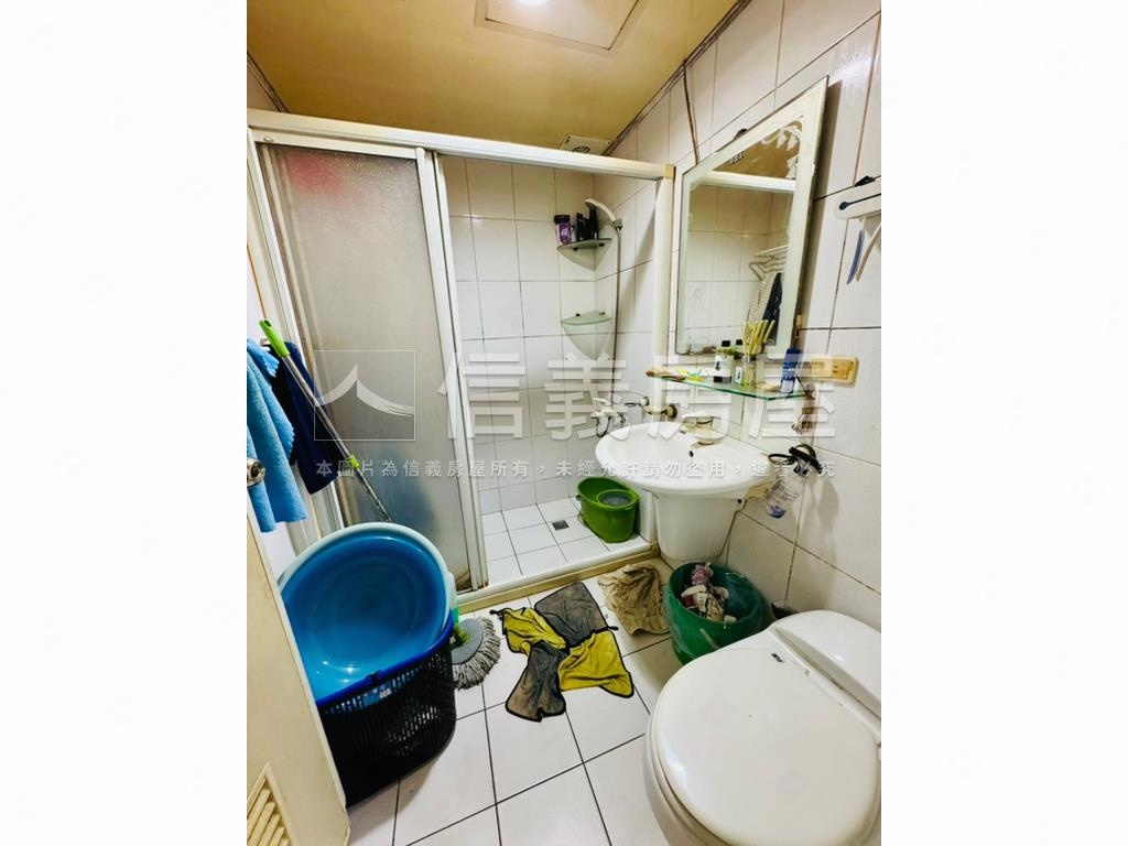 英士公園２＋１車位房屋室內格局與周邊環境
