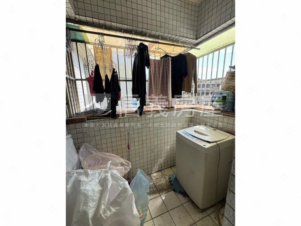 英士公園２＋１車位房屋室內格局與周邊環境