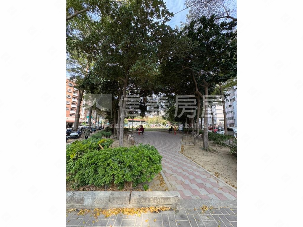 英士公園２＋１車位房屋室內格局與周邊環境