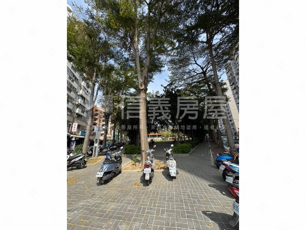 英士公園２＋１車位房屋室內格局與周邊環境