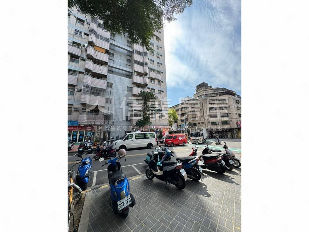 英士公園２＋１車位房屋室內格局與周邊環境