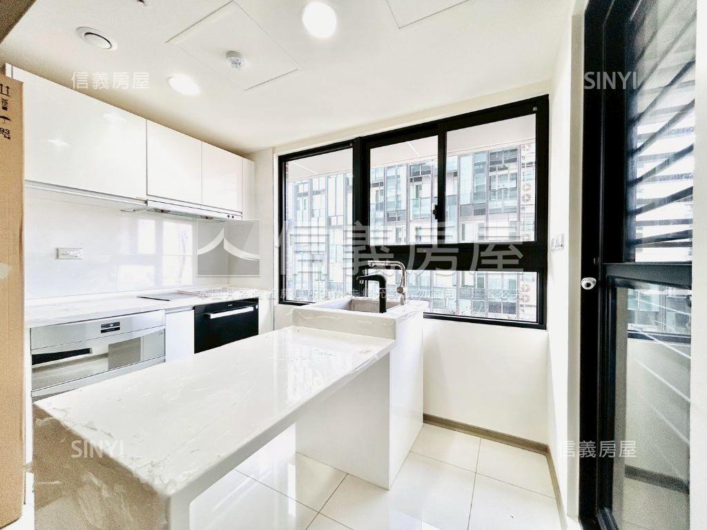 近秋紅谷旁新２房高樓平車房屋室內格局與周邊環境