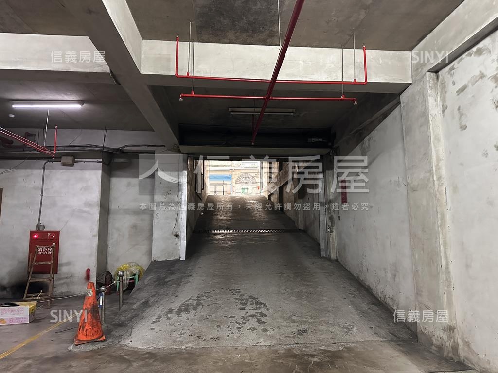 長安街稀有坡道三車位房屋室內格局與周邊環境