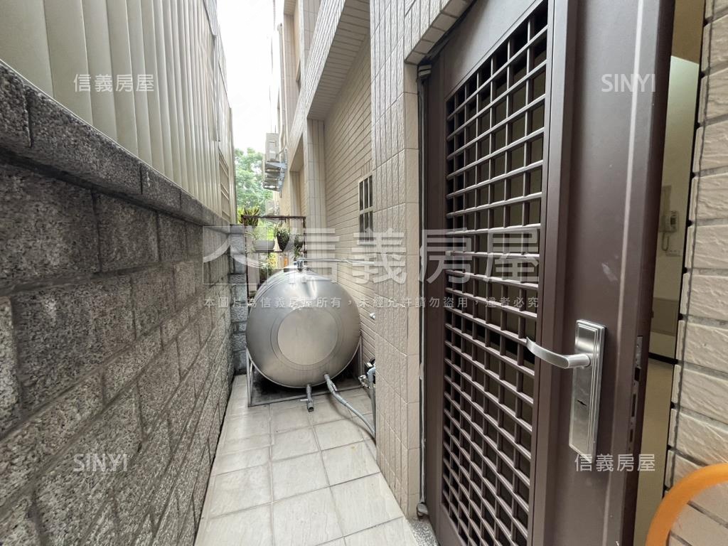 巨匠傳奇董ㄟ車庫美墅房屋室內格局與周邊環境