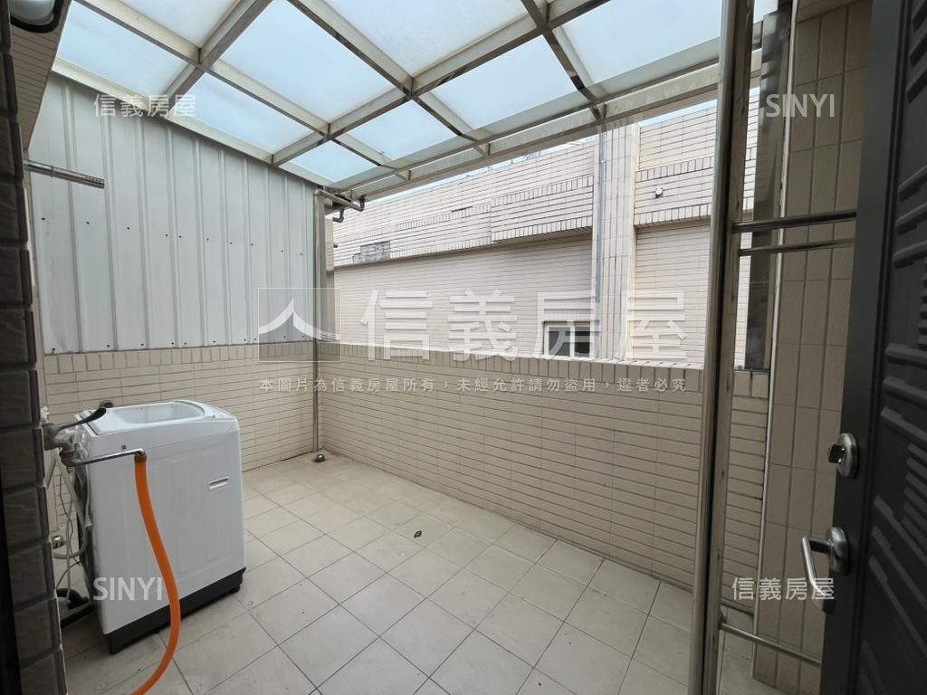 巨匠傳奇董ㄟ車庫美墅房屋室內格局與周邊環境
