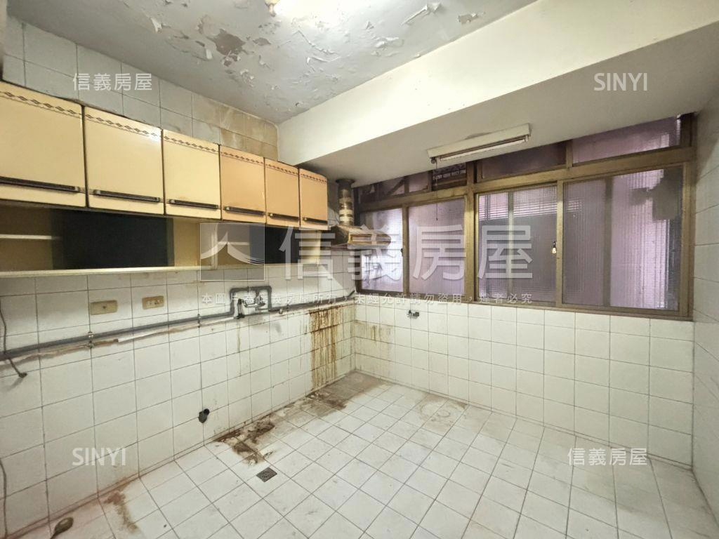 西湖捷運黃金二樓房屋室內格局與周邊環境