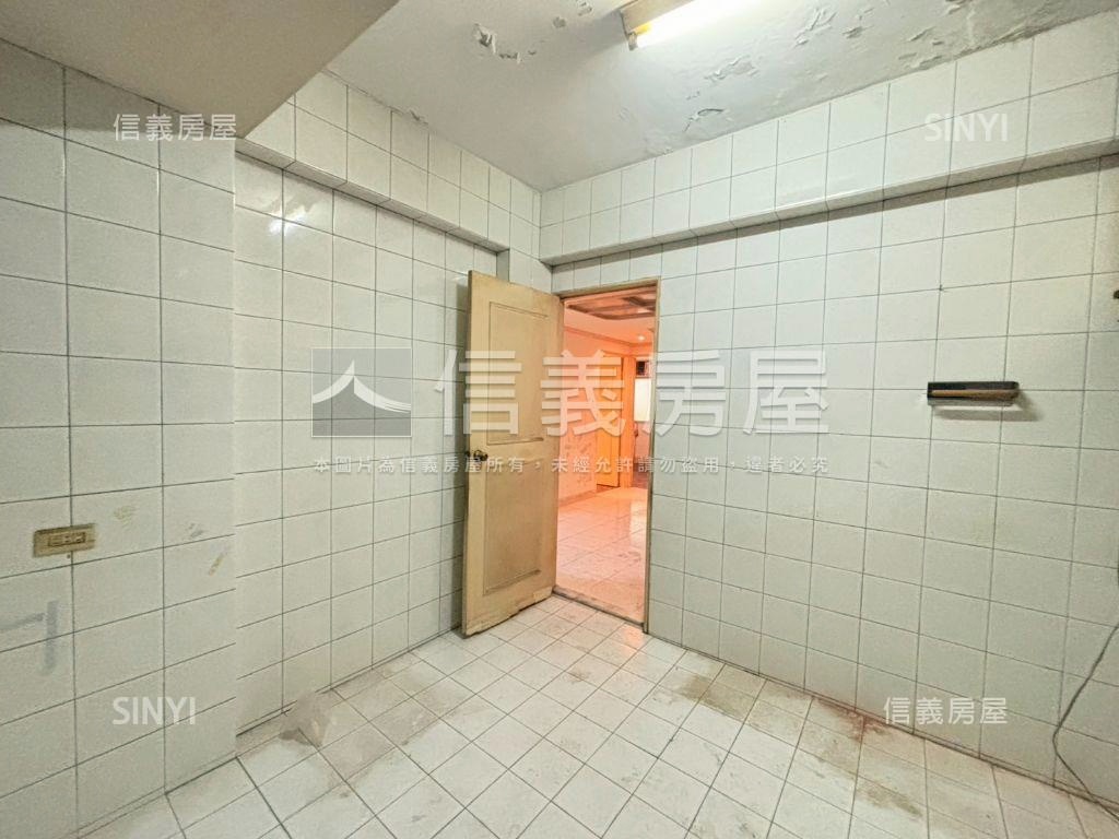 西湖捷運黃金二樓房屋室內格局與周邊環境