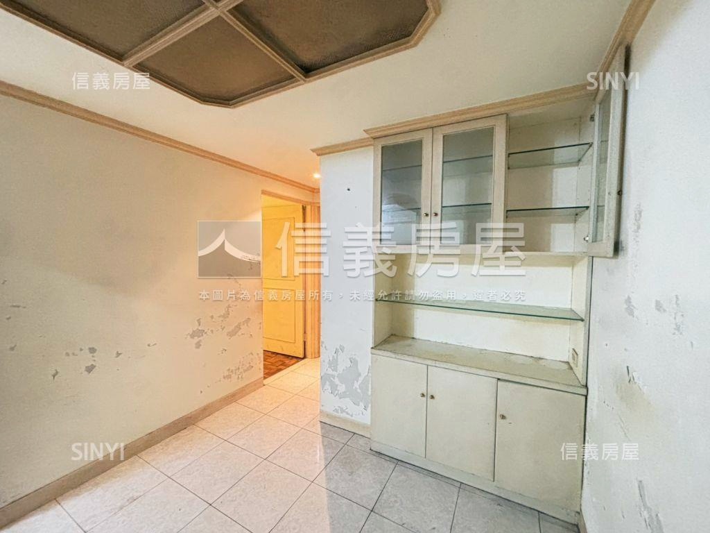 西湖捷運黃金二樓房屋室內格局與周邊環境