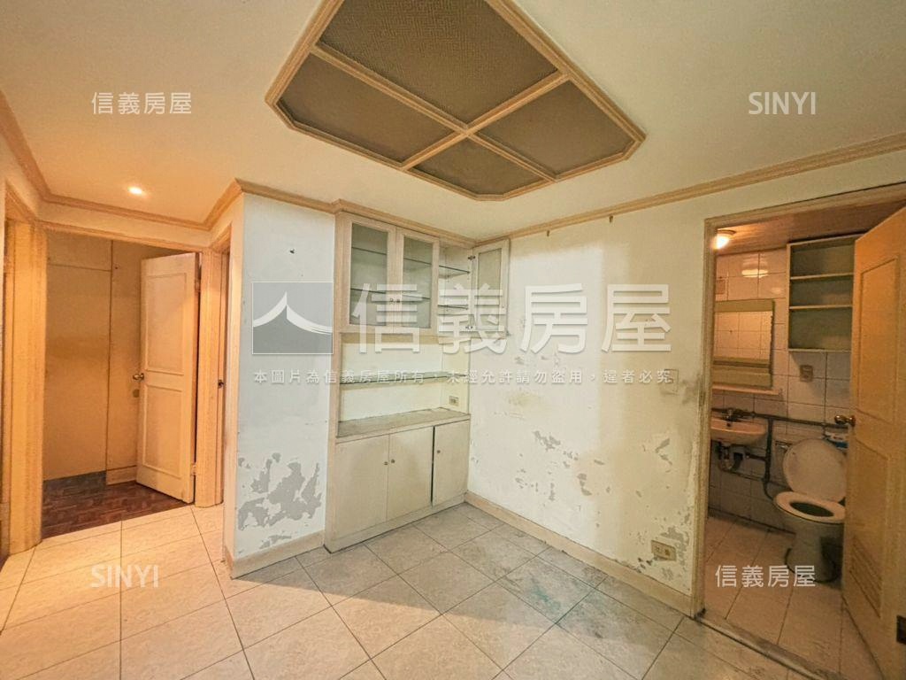 西湖捷運黃金二樓房屋室內格局與周邊環境