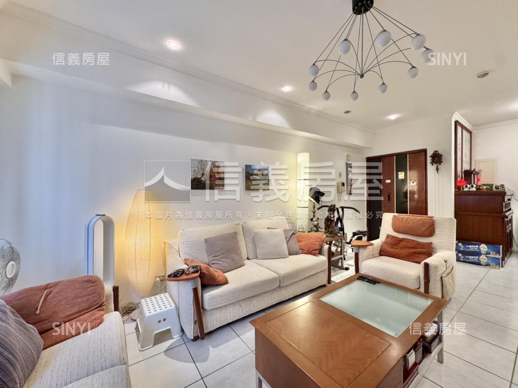 專任宏國大鎮三房車位房屋室內格局與周邊環境