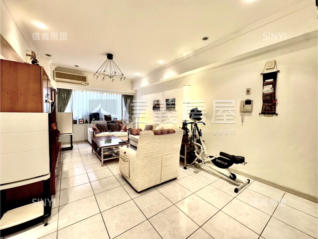 專任宏國大鎮三房車位房屋室內格局與周邊環境