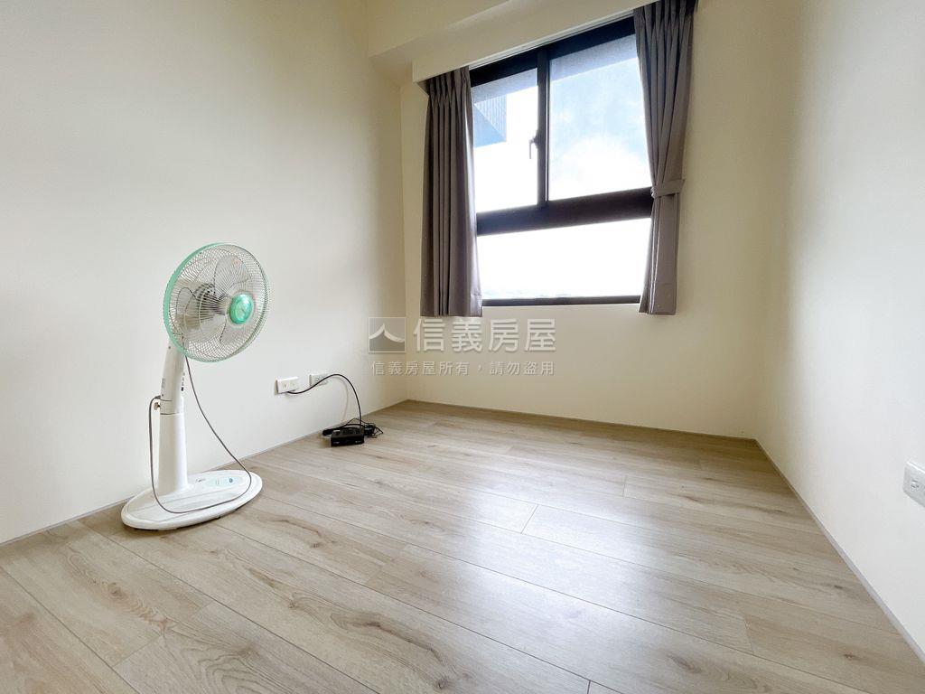 富旺雍華。朝南四房平車房屋室內格局與周邊環境
