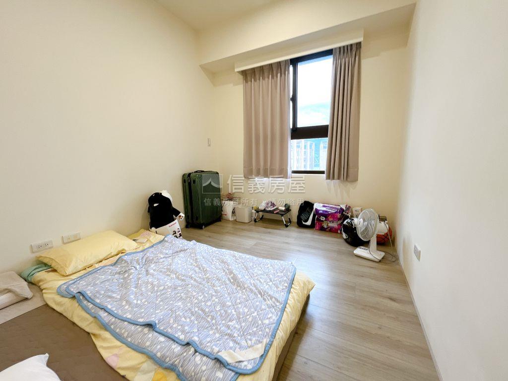 富旺雍華。朝南四房平車房屋室內格局與周邊環境