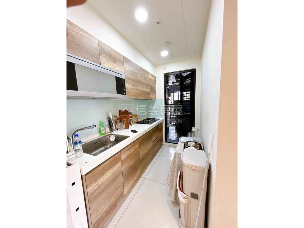 富旺雍華。朝南四房平車房屋室內格局與周邊環境