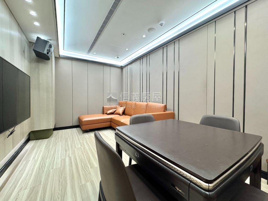 富旺雍華。朝南四房平車房屋室內格局與周邊環境