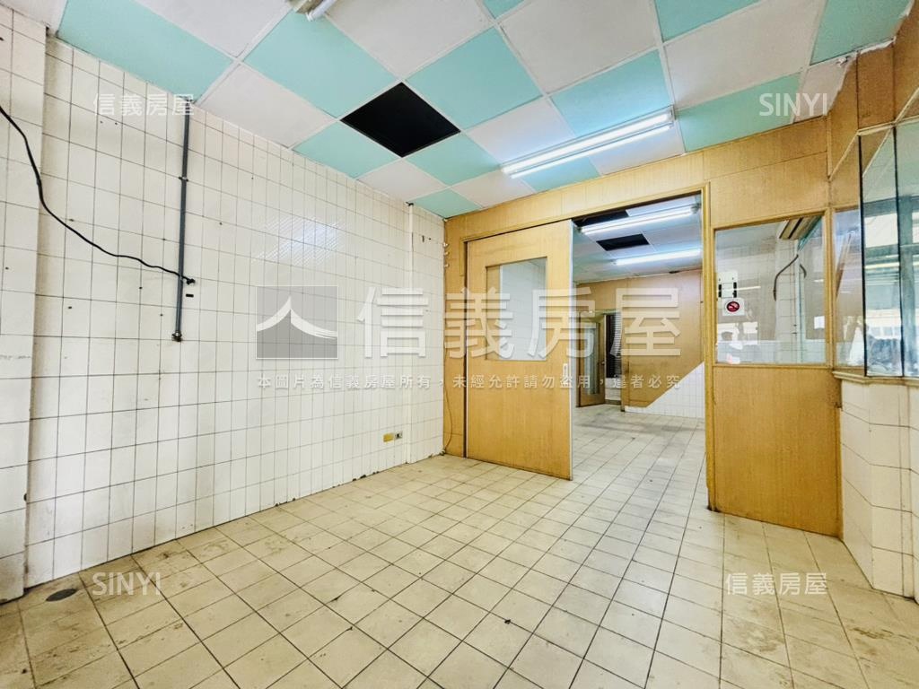 成大｜稀有大學路金店面房屋室內格局與周邊環境