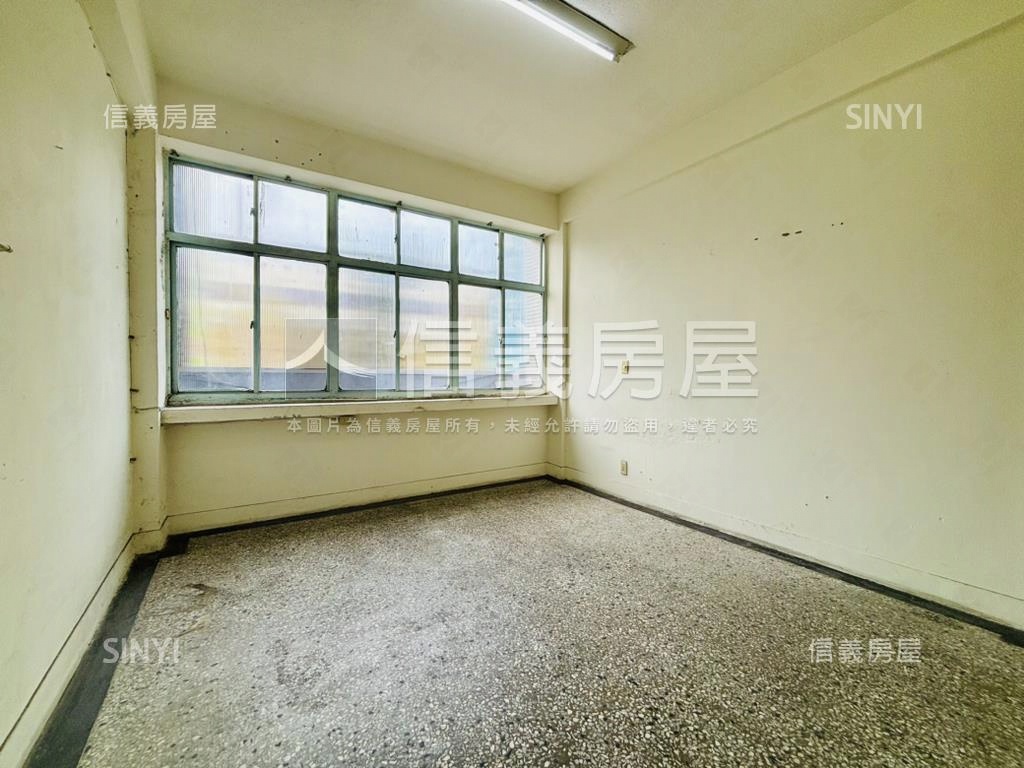 成大｜稀有大學路金店面房屋室內格局與周邊環境