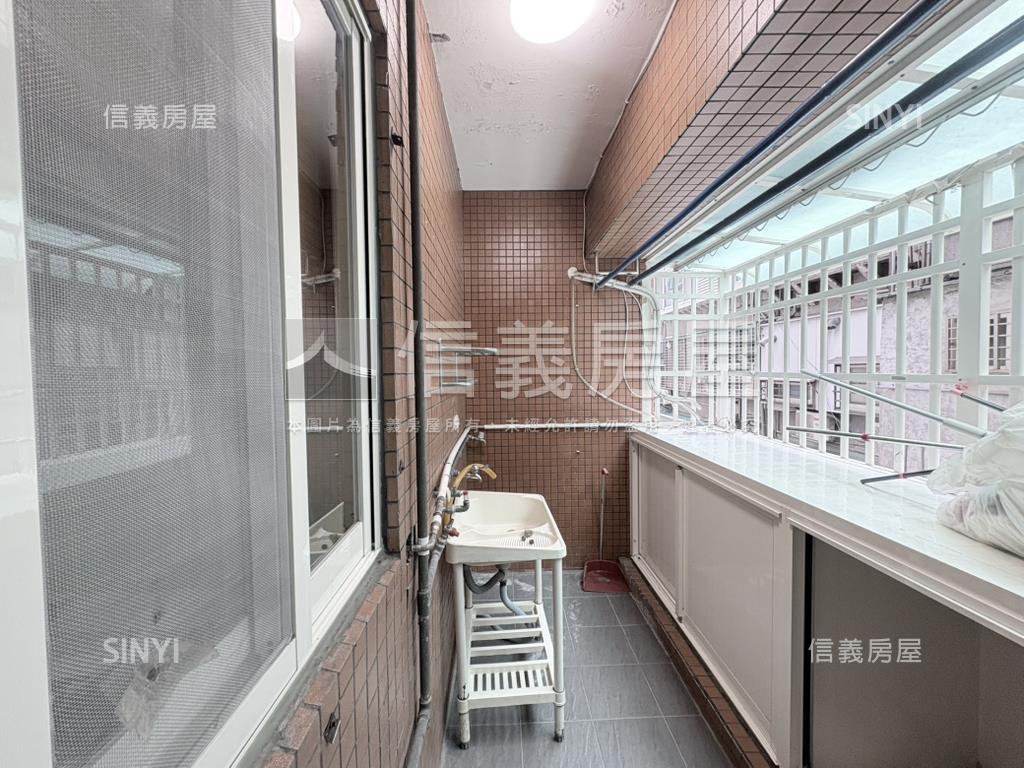 松江路三房三衛車位可租房屋室內格局與周邊環境
