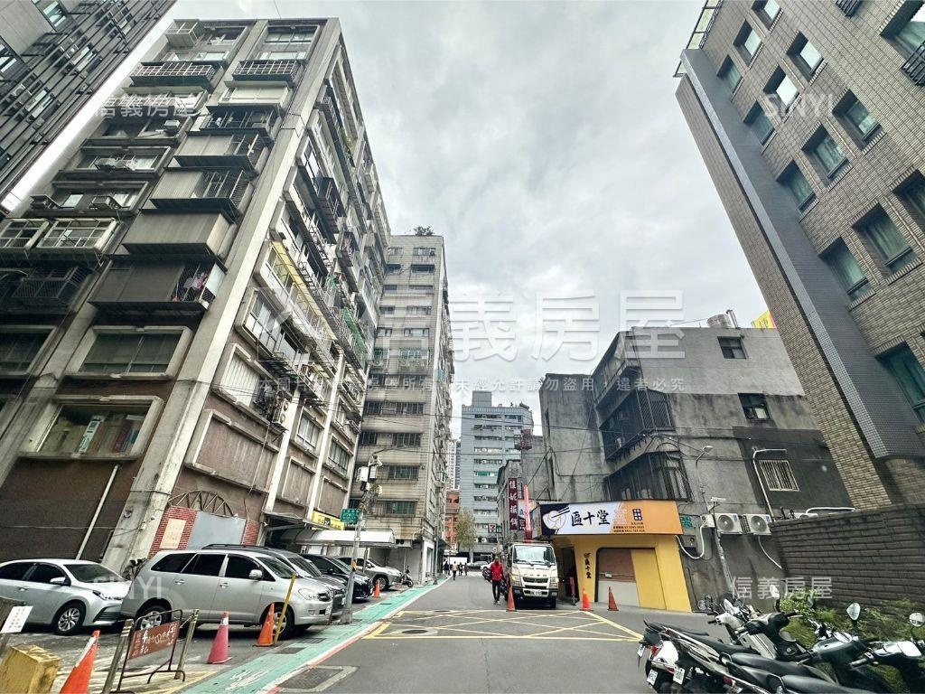 信義捷運稀有店面房屋室內格局與周邊環境