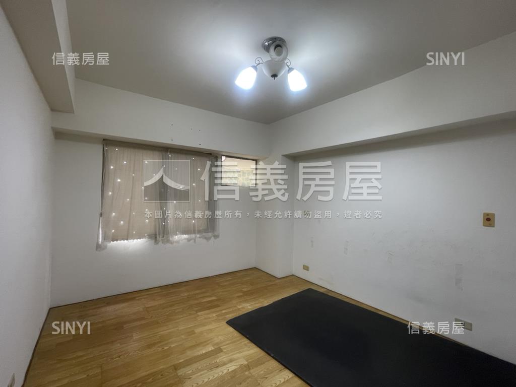 歐洲世界明亮三房房屋室內格局與周邊環境