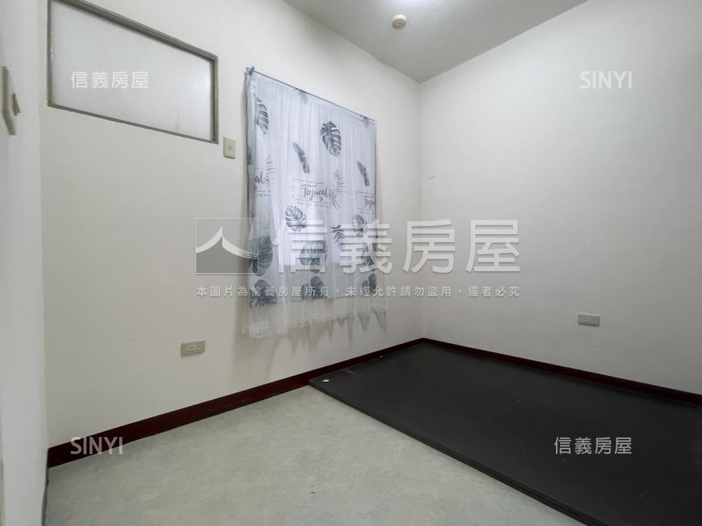 歐洲世界明亮三房房屋室內格局與周邊環境