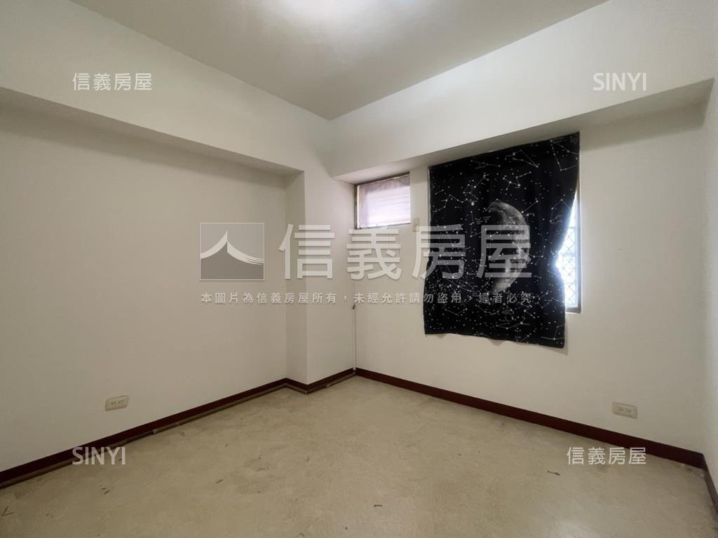 歐洲世界明亮三房房屋室內格局與周邊環境