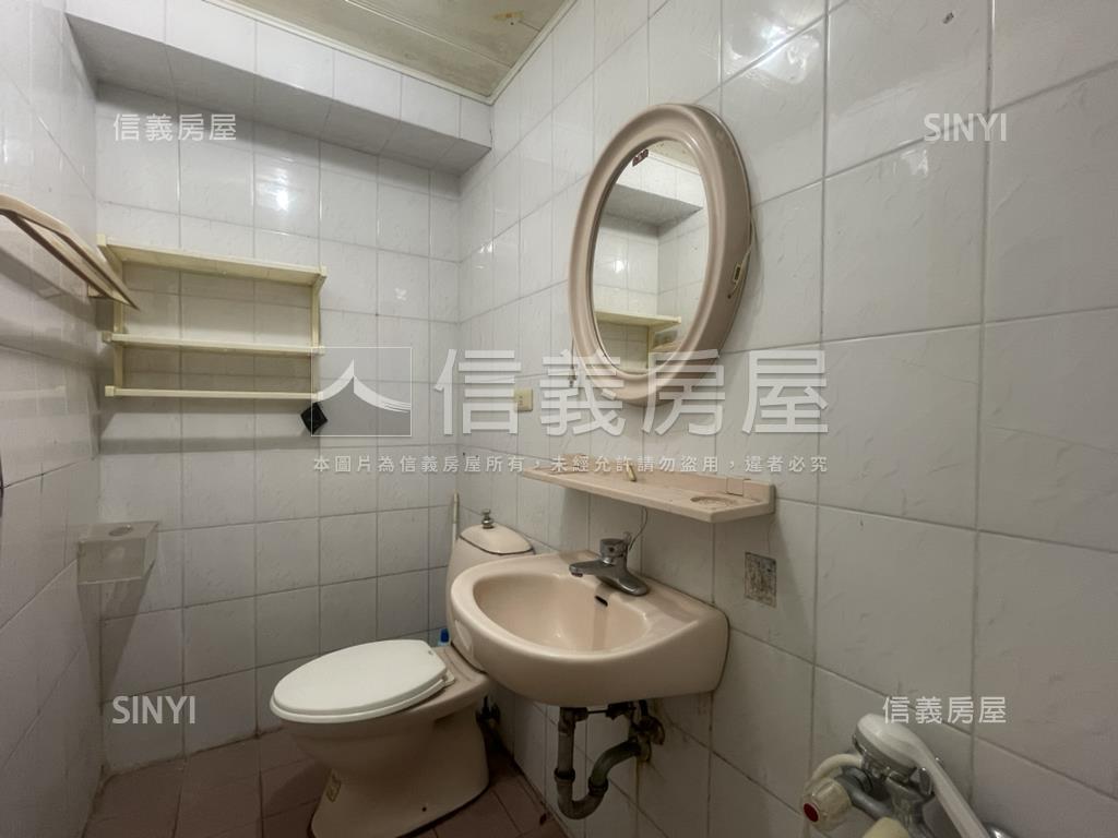 歐洲世界明亮三房房屋室內格局與周邊環境