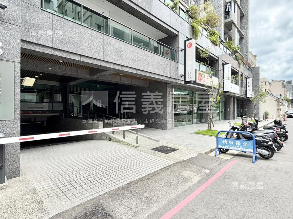 ８２３公園旁裝潢２房平車房屋室內格局與周邊環境