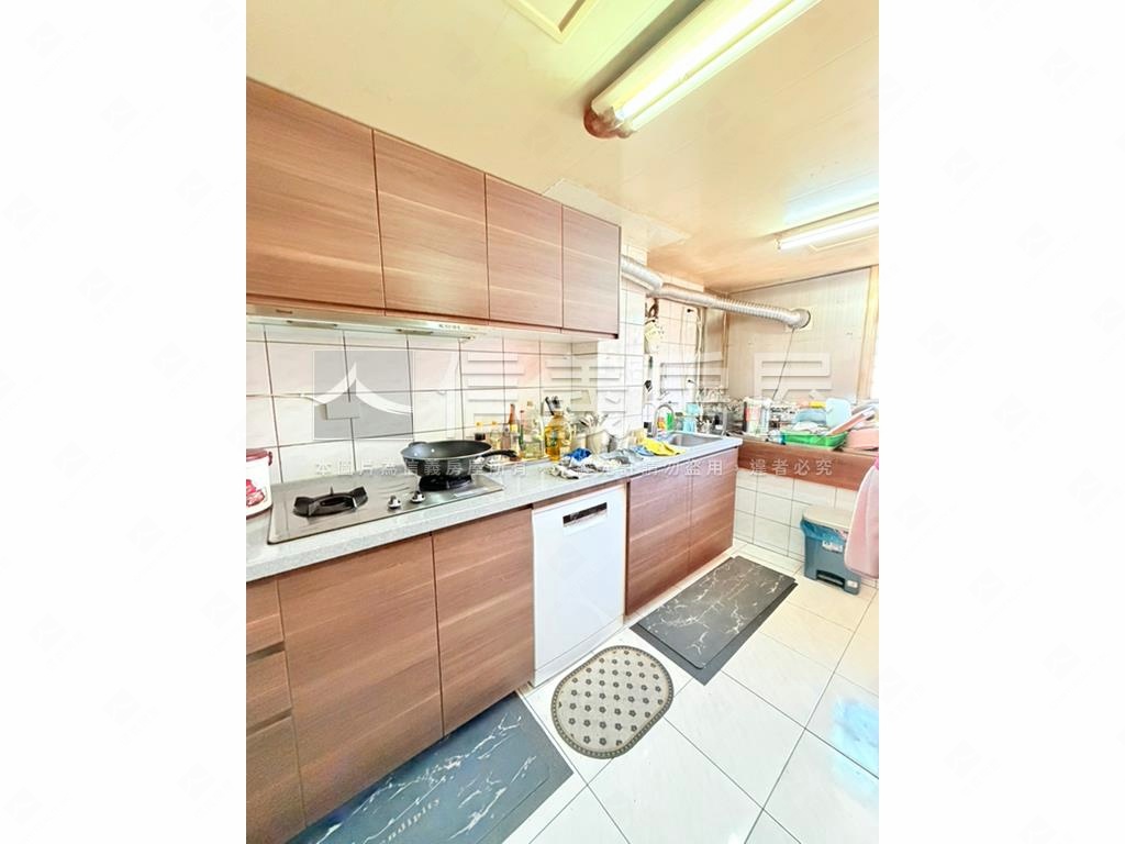 蘆洲民族邊間次頂樓三房房屋室內格局與周邊環境